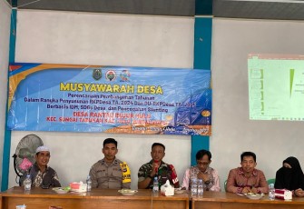 Sertu Putra Fabianto saat memberikan sambutan dalam acara musrembang di wilayah desa binaan, Kamis (24/8)