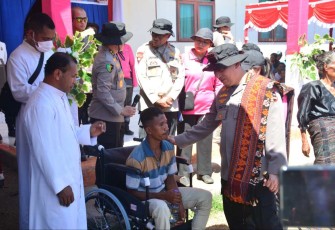Kapolri Jenderal Listyo Sigit Prabowo saat menyerahkan bantuan kursi roda warga di pulau Palue, Kabupaten Sikka, NTT, Kamis (24/8)