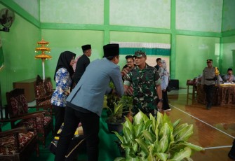 Dandim 0801/Pacitan Letkol Inf Roliyanto saat meninjau lokasi TPS Pilkades, Sabtu (26/8)