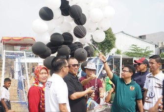 Wali Kota Cilegon Helldy Agustian saat membuka turnamen sepakbola, Minggu (27/8)