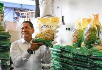 Dirut Perum Bulog Budi Waseso saat grebek pasar beras SPHP di pasar Perumnas Klender, Jakarta, Senin (28/8)
