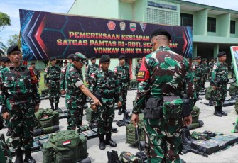 Kasdam I/BB Brigjen TNI Refrizal saat pengecekan kesiapan Satgas Yonkav 6/NK, Senin (28/8)