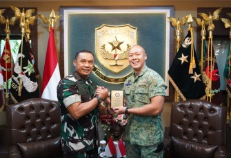 Pangdam Jaya Mayjen TNI Mohamad Hasan saat memberikan cenderamata Panglima Divisi 3 SAF Brigadir General Cai Dexian di Makodam Jaya, Jakarta, Rabu (30/8)