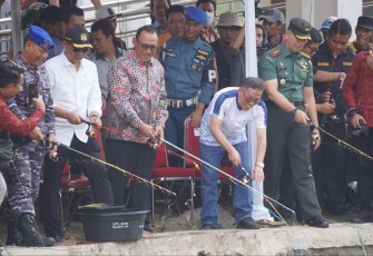 Wali Kota Cilegon Helldy Agustian saat mbuka mancing bareng di danau Pemkot Cilegon, Kamis (31/8)