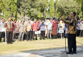 Wali Kota Cilegon Helldy Agustian saat memberikan pengarahan di apel pagi, Kamis (31/8)