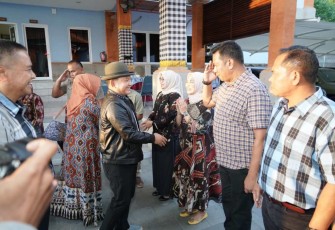 Pangdam IX Udayana Mayjen TNI Harfendi saat menyambut kedatangan Kasad Jenderal TNI Dudung Abdurachman, Kamis (31/8) 