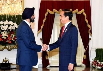 Presiden Joko Widodo saat menyambut Presiden Bank Dunia Ajay Banga di Istana Merdeka Jakarta, Senin (4/9)