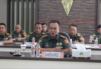 Danmenarmed 2 Kostrad Kolonel Arm Joko Setiyo Kurniawan saat Zoom Meet Desk Evaluasi dan Wawancara Penilaian ZI Tingkat Nasional, Senin (4/9)