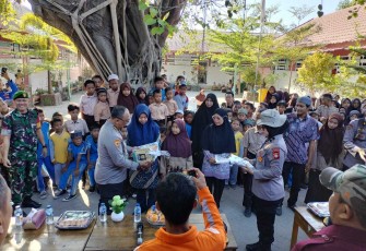 Karo SDM Polda Sulsel Kombes Pol Denny Saputro saat memberikan bantuan ke masyarakat di Pulau Sangkarrang, Jum'at (8/9)