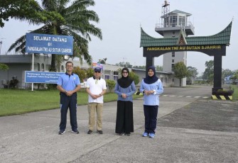 Danlanud Sutan Sjahrir Kolonel Nav Saeful Rakhmat foto bersama Wapres Ma'ruf Amin usai olahraga di lanud Sutan Sjahrir, Jum'at (8/9)