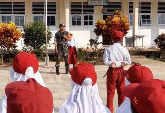 Babinsa Talisayan Jadi Irup di SDN 001 Kampung Suka Murya