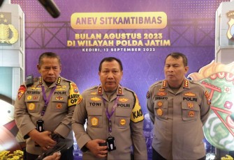 Kapolda Jatim Irjen Pol Toni Harmanto saat memberikan keterangan pers di Kota Kediri, Selasa (12/9)