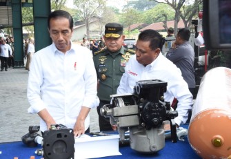 Kasad Jenderal TNI Dudung Abdurachman saat mendampingi Presiden Joko Widodo kunjungi PT Pindad, di Bandung, Selasa (19/9)