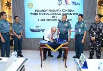 Kadisadal Laksamana Pertama TNI Widiyantoro saat penandatangan kontrak pengadaan alutsista di Jakarta, Selasa (19/9)