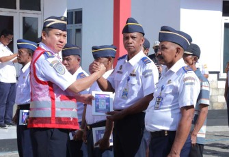 Penghargaan kepada petugas menara suar