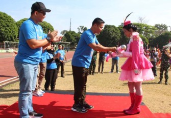 Dandim 0714/Salatiga Letkol Inf Ade Pribadi Siregar memberikan piagam juara Drumband, Sabtu (23/9)