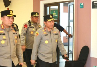 Kapolda Jatim Irjen Pol Toni Harmanto saat pimpin langsung pengamanan Derby Jatim Persebaya vs Arema FC di stadion gelora bung Tomo Surabaya, Sabtu, (23/9)