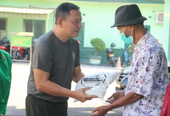 Dandim 0803/Madiun Letkol Inf Meina Helmi saat memberikan paket sembako, Minggu (24/9)