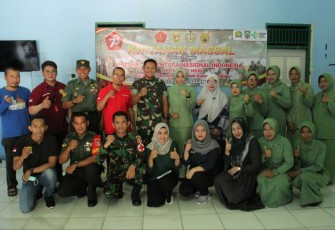 Dandim 1001/HSU-BLG Letkol Inf Dhuwi Hendradjaja foto bersama saat baksos, Minggu (24/9)
