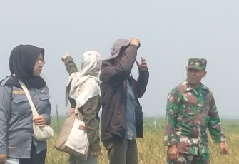 Danramil 06/Amuntai Utara Lettu Inf Syarifudin bersama warga patroli karhutla, Minggu (24/9)