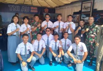 Pelajar SMAN 67 Jakarta saat mengunjungi stand Muspusdirla, Senin (25/9)