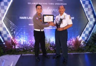 Kadishub Kota Blitar Juari (kanan) Terima Penghargaan Juara 1 Kawasan Tertib Lalulintas dari Polda Jatim