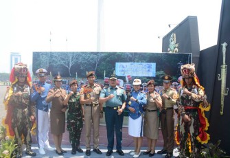 Panglima TNI Laksamana Yudo Margono foto bersama di anjungan Akmil di Pameran TNI AD Fair 2023, Jakarta, Selasa (26/9)