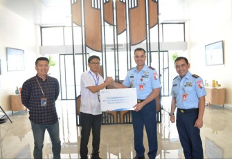 Danlanud Sultan Hasanuddin Marsma TNI Benny Arfan saat menerima bantuan CRS BRI, Rabu (27/9)