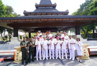 Pangdivif 2 Kostrad Ziarah ke Makam Suekarno di Blitar 