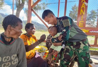 Bercengkerama di Pos J2 Satgas 330 Kampung Wandoga, Kab Intan Jaya, Sabtu (30/9)