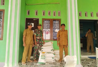Serda Hendra Babinsa Sei Pangan saat mendampingi pendistribusian Bantuan Cadangan Pangan Pemerintah di wilayah desa binaan, Selasa (3/10)