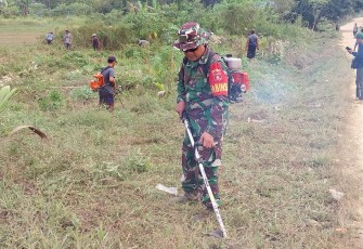 Satgas TMMD 118 KODIM 0902/Berau Bersihkan Lapangan Sepak Bola 
