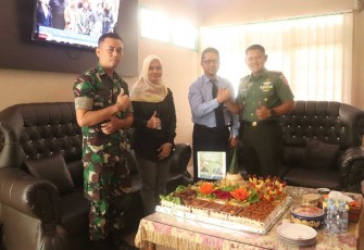 Dandim 1001/HSU-BLG Letkol Inf Dhuwi Hendradjaja menerima ucapan selamat HUT Ke-78 TNI dari Kacab BRI Amuntai, Senin (9/10)