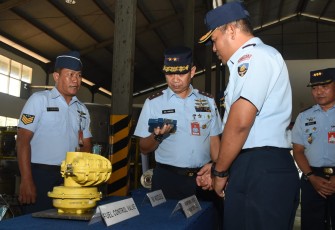 Dankoharmatau Marsda TNI Oki Yanuar saat mengunjungi Depohar 60 Lanud Iswahjudi Madiun, Senin (9/10)