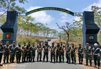 Pangdam V Brawijaya Mayjen TNI Farid Makruf saat meninjau daerah latihan di Tulungagung, Senin (9/10)