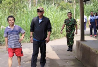 Kamuspusdirla Kolonel Sus Yuto Nugroho olahraga jalan sehat bersama anggota, Selasa (10/10)