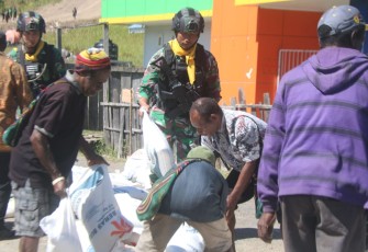 Pengawalan distribusi beras warga papua