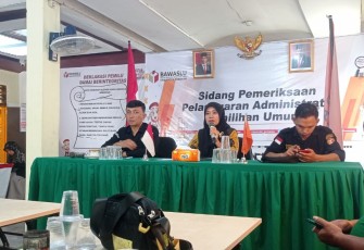 Bawaslu Pasaman saat Adakan Konferensi Pers 