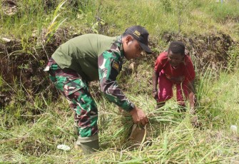 Kerja bakti bersihkan lingkungan bersama warga