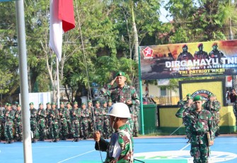 Dandim 1001/HSU-BLG Letkol Inf Dhuwi Hendradjaja saat pimpin upacara bendera, Selasa (17/10) 