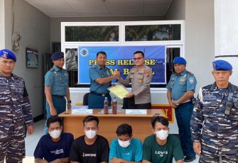 Danlanal Bangka Belitung Kolonel Laut (P) Deni Indra saat menyerahkan barang bukti dan pelaku ke aparat Kepolisian 