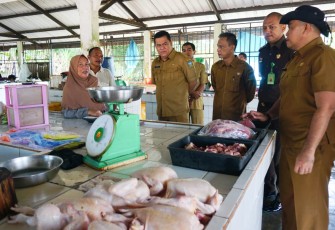 Sekda Bintan Tinjau Pasar Murah dan Sidak Pasar Kawal 