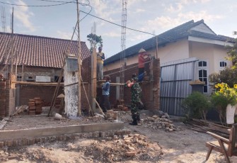 Gotong royong bantu rehab rumah warga desa binaan 