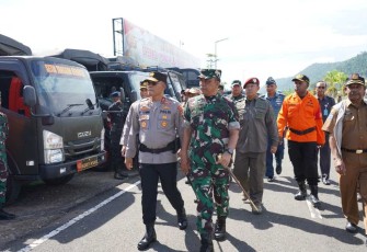 Pangdam XVIII Mayjen TNI Ilyas Alamsyah saat pengecekan pasukan operasi Mantap Brata Mansinam 2013-2024, Selasa (17/10)