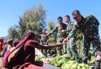 Satgas Yonif PR 330 Borong Hasil Bumi Warga Intan Jaya, Selasa (17/10)