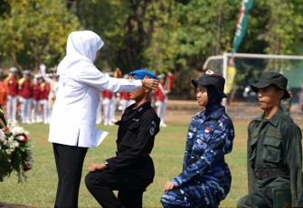 Gubernur Jatim Khofifah Indar Parawansa saat Pembaretan SMA Taruna Jawa Timur, Rabu (18/10)