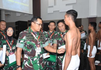 Pangdam Jaya Mayjen TNI Mohamad Hasan saat penilaian akhir calon siswa tamtama di Jakarta, Jum'at (20/10)