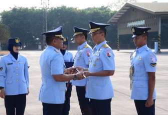 Marsma TNI Firman Dwi Cahyono saat menerima tongkat komando dari Pangkoopsud II, Sabtu (21/10)