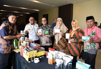 SeskemenkopUKM Arif Rahman Hakim dengan produk unggulan UMKM Kabupaten Ternate