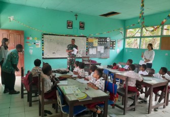 Babinsa Koramil 1710-07/Mapurujaya Bantu Mengajar di Sekolah